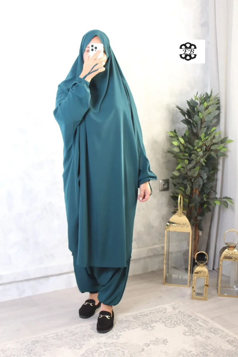 jilbab 2 pièces pour femme musulmane composé d'une cape mi-longue et d'un sarouel femme, de couleur vert canard, en tissu wool peach et de la marque El Bassira.