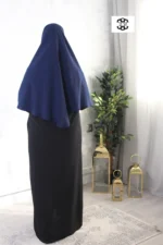 khimar court pointu pour femme musulmane voilée, de couleur bleu marine foncé, en tissu wool peach et de la marque El Bassira vue de dos