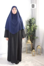 khimar court pointu pour femme musulmane voilée, de couleur bleu marine foncé, en tissu wool peach et de la marque El Bassira vue de face
