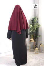 khimar court pointu pour femme musulmane voilée, de couleur bordeaux, en tissu wool peach et de la marque El Bassira vue de dos