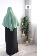 khimar court pointu pour femme musulmane voilée, de couleur vert clair, en tissu wool peach et de la marque El Bassira vue de dos