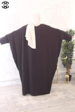 abaya saoudienne manches ouvertes jazz aubergine El Bassira Radya p 109 (1)
