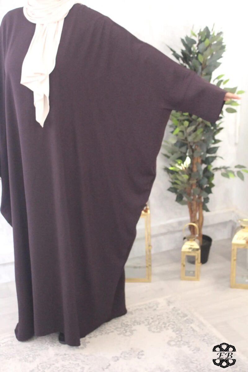 abaya saoudienne manches ouvertes jazz aubergine El Bassira Radya p 109 (2)