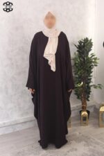 abaya saoudienne manches ouvertes jazz aubergine El Bassira Radya p 109 (3)