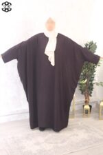 abaya saoudienne manches ouvertes jazz aubergine El Bassira Radya p 109 (4)