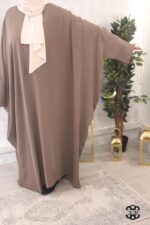 abaya saoudienne manches ouvertes jazz taupe El Bassira Radya p 11 (2)