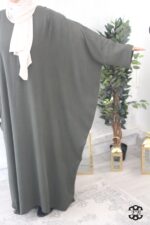 abaya saoudienne manches ouvertes jazz vert pétrole El Bassira Radya p 246 (2)